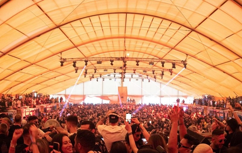 Peste 10.000 de turiști străini vin în România pentru cea de-a treizecea ediție a festivalului de muzică electronică Sunwaves