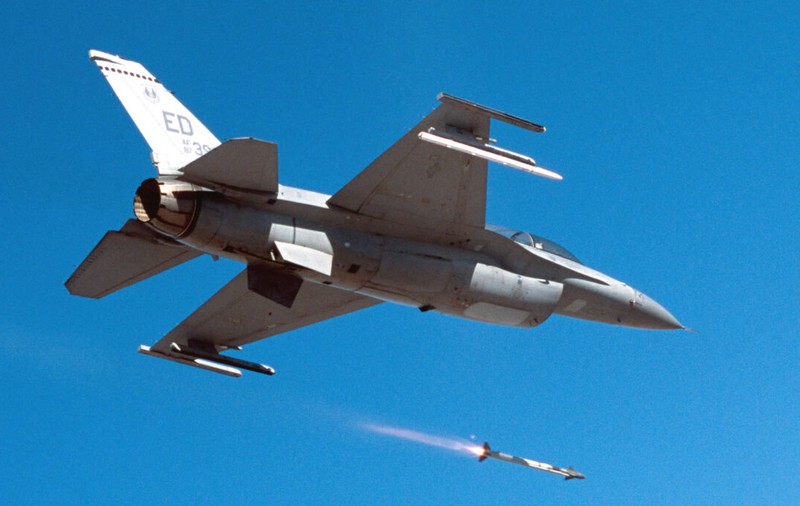 Ucraina a primit primele avioane de luptă F-16. Kremlinul anunță recompense pentru doborârea lor