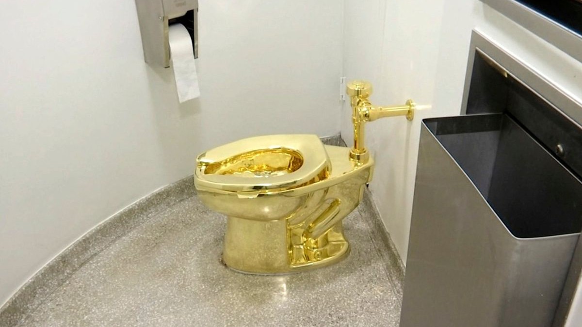 Toaletă de 18 carate, intitulată „America”, de Maurizio Cattelan în toaleta Muzeului Solomon R. Guggenheim din New York, 16 septembrie 2016.
