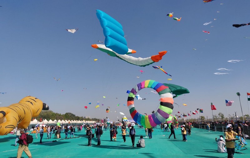 Trei copii și trei adulți au murit în timpul festivalului zmeielor din India