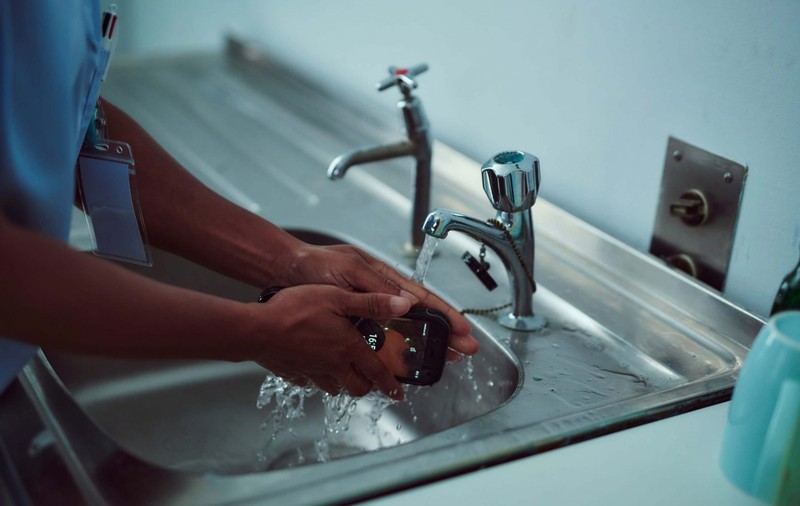 Smatphone-ul care poate fi spălat la robinet, cu apă și săpun, va deveni anti-microbian. Care este secretul