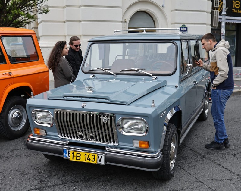 Expoziție cu mașini de epocă la București, pe Calea Victoriei. Printre exponate și un ARO folosit de Nicolae Ceaușescu