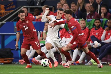 June 16, 2024, Gelsenkirchen: Gelsenkirchen, Germany, 16th June 2024. Andrija Zivkovic and Dusan Vlahovic of Serbia tussle with Phil Foden of England during the UEFA European Championships match at Arena Aufschalke, Gelsenkirchen. (Credit Image: © Jonathan Moscrop/CSM via ZUMA Press Wire)