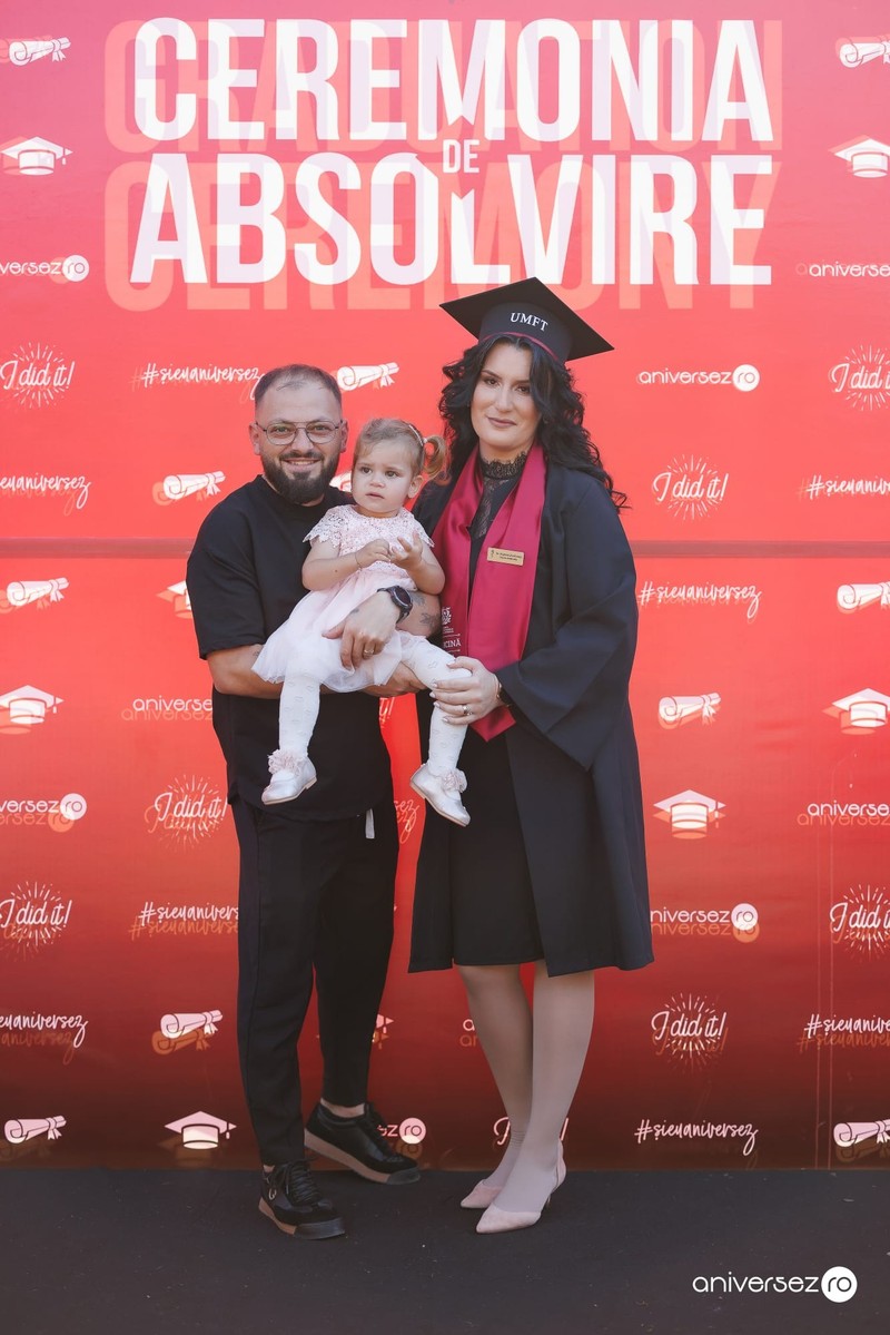 Ioana, împreună cu soțul și fiica lor. Sursa foto: arhivă personală