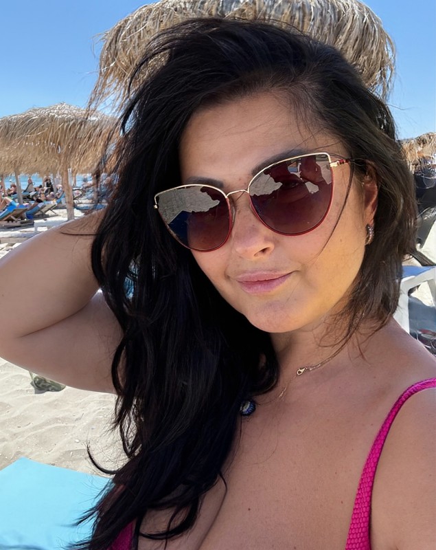 Imagini cu Gabriela Cristea în costum de baie, la plajă. Se bucură de o escapadă pe litoralul românesc alături de Tavi Clonda și fetițele lor