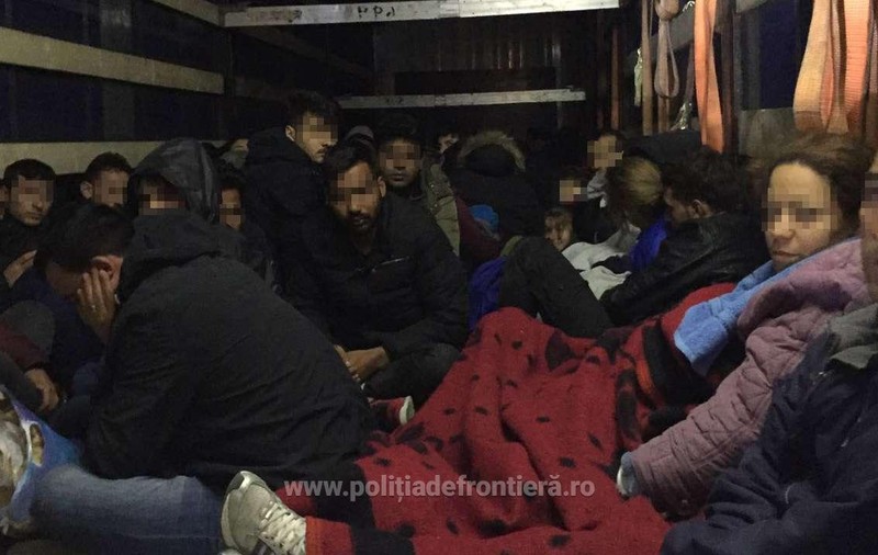 EXCLUSIV. Racolați de traficanți din centrele de azilanți din România! TIR-ul plin cu 111 migranți, capturat la Nădlac
