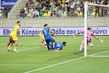 Momentul în care Dennis Man deschide scorul la Larnaca. Foto: Ionuț Iordache / GSP