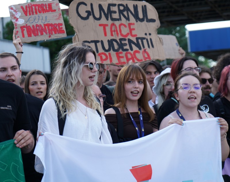 Daniel David îi sfătuiește pe studenții care protestează față de tăierile burselor să-și ia un job part-time: „Noi nu avem cultura asta”