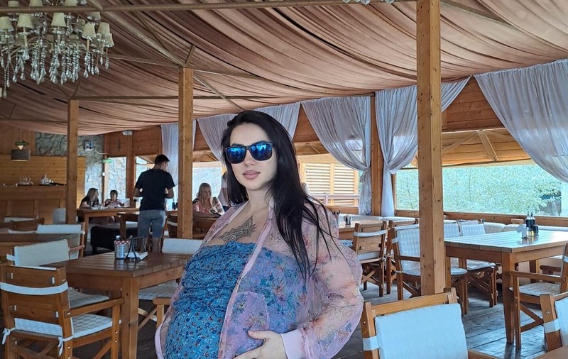 Cum arată Larisa Drăgulescu înainte de a naște al treilea copil: „Bebe mic, abia te așteptam”. A îmbrăcat o rochie mulată