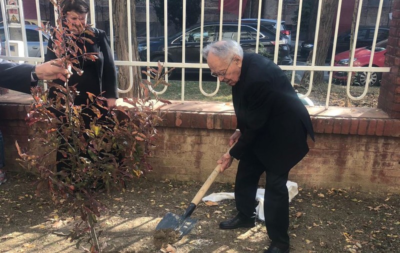 FOTO/Mihai Șora a plantat un stejar în curtea liceului în care a studiat la Timișoara. Ce sfaturi a dat tinerilor: "Să ia viața în serios"