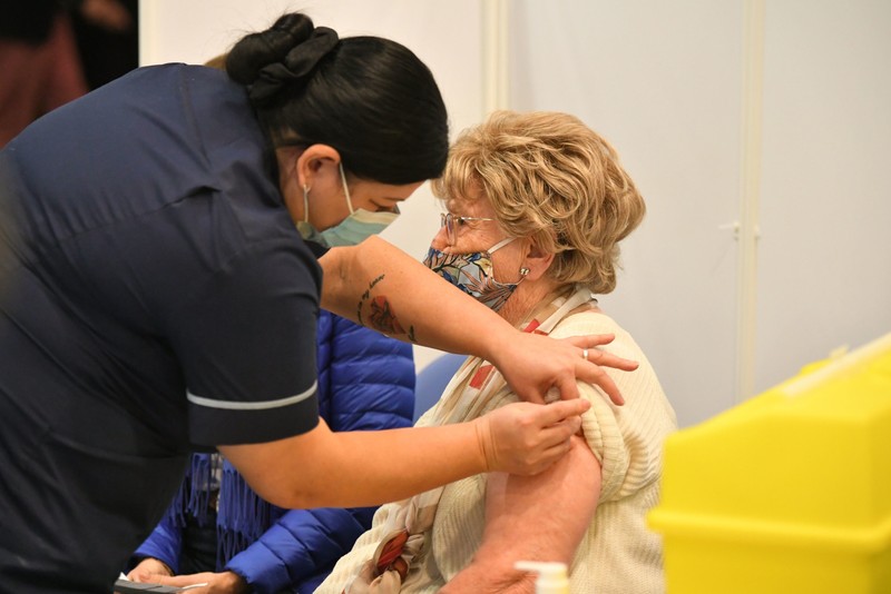 Persoană vârstnică, imunizată cu vaccin Oxford/AstraZeneca în Marea Britanie | Foto: EPA