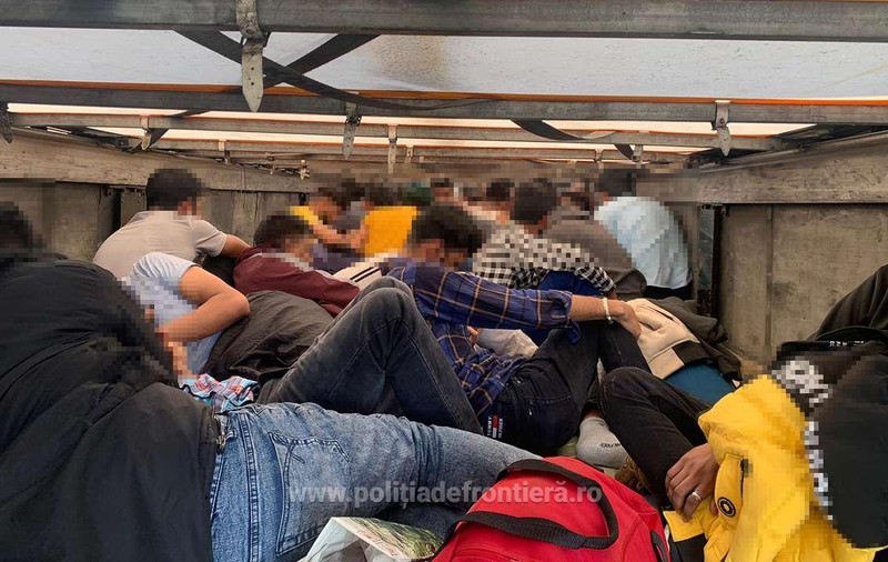 104 de migranți au fost depistați de poliția de frontieră în timp ce încercau să treacă ilegal granița în Ungaria. Oamenii erau înghesuiți în trei autovehicule