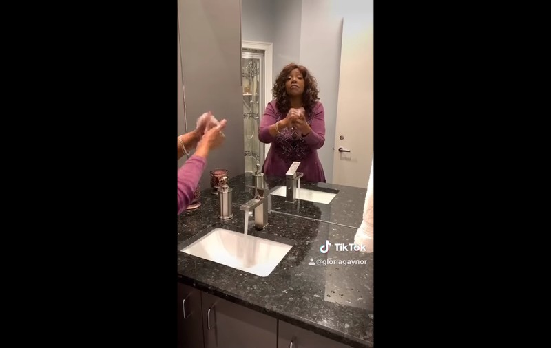 Video viral | Gloria Gaynor cântă hitul "I Will Survive" în timp ce se spală pe mâini