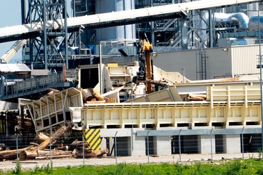 Fabrica Kronospan din Braşov se află la câteva sute de metri de locuinţele din Stupini