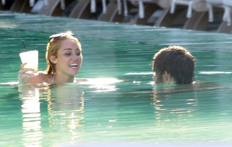 Logodnica verii, udă toată în piscină! Miley Cyrus se distrează cu "un prieten". Viitorul soţ lipseşte din peisaj!  | FOTO