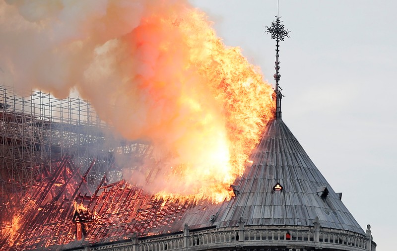 Compania care renova Catedrala Notre-Dame recunoaște că unii dintre muncitorii săi au fumat pe șantier, deși acest lucru era interzis