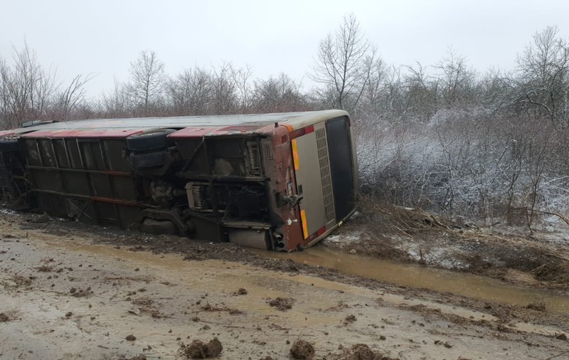 Șase răniți, după ce un autocar a ajuns în șanț, în Caraș-Severin. A fost activat planul roșu de intervenție