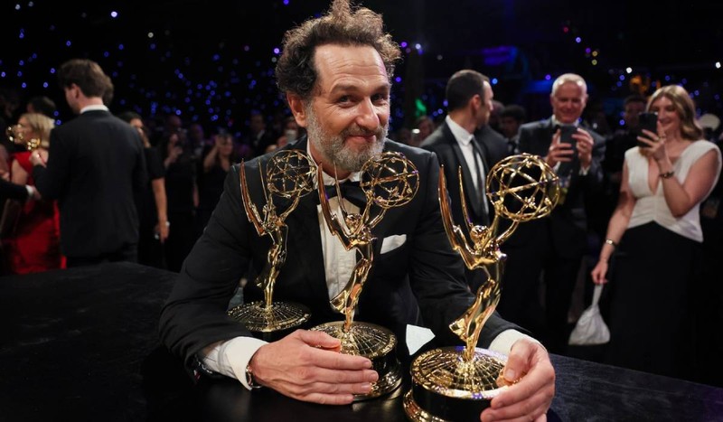 Matthew Rhys a intrat în istoria galei după ce a câștigat în același an trofeele pentru cel mai bun actor într-un serial de comedie, pentru „Widow’s Bay”, și cel mai bun actor într-o miniserie sau film TV, pentru „The Beast in Me”. Sursă foto: Profimedia Images