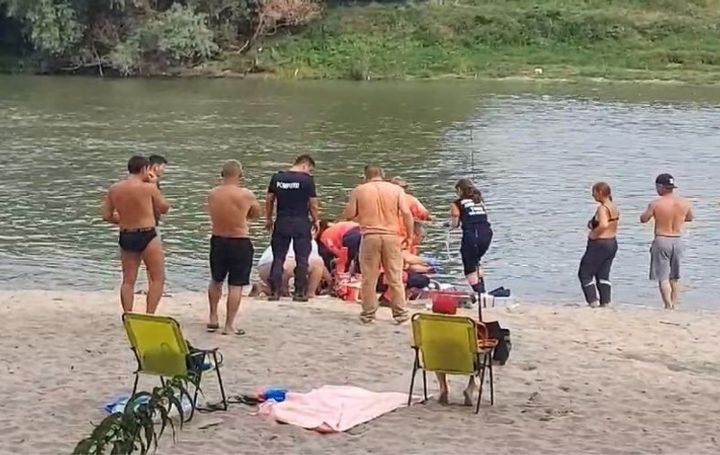 O mamă a murit înecată în râul Timiș, după ce a intrat la scăldat cu fiicele ei, de 13 și 15 ani. Fetele, salvate de martori