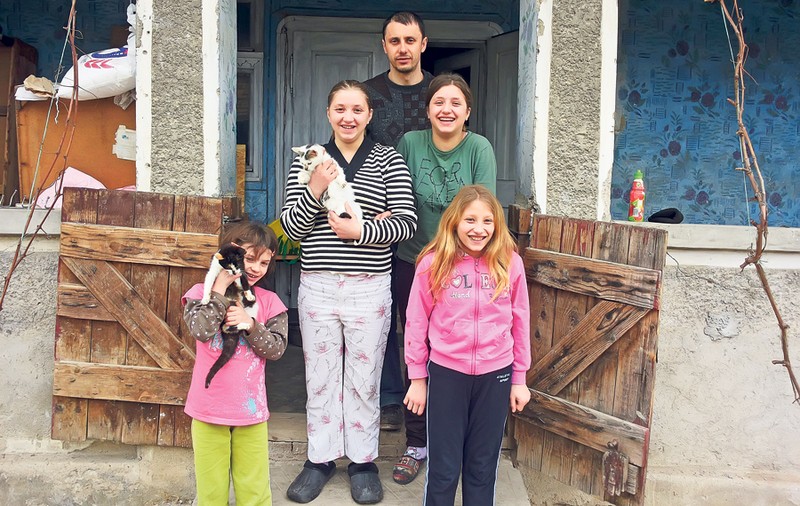 EROII ANONIMI AI ROMÂNIEI | Un tânăr a infiat patru fetiţe rămase pe drumuri! „Unde mănâncă două guri, mai pot mânca patru!”