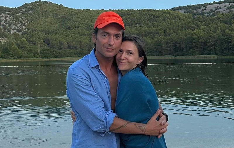 Cum își surprinde Radu Vâlcan soția, de la mii de kilometri distanță. „Mi-a trimis Adela poza asta. Probabil și-a dorit să mă fiarbă puțin”