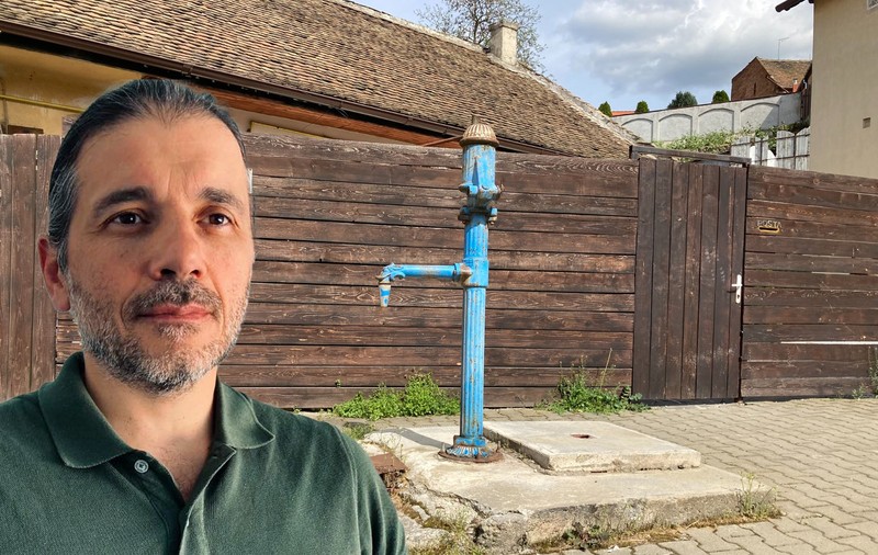 Un român stabilit în Austria de 17 ani s-a întors acasă, ca să repare cișmelele din orașul natal: „Când le vezi în starea actuală, cazi în depresie”