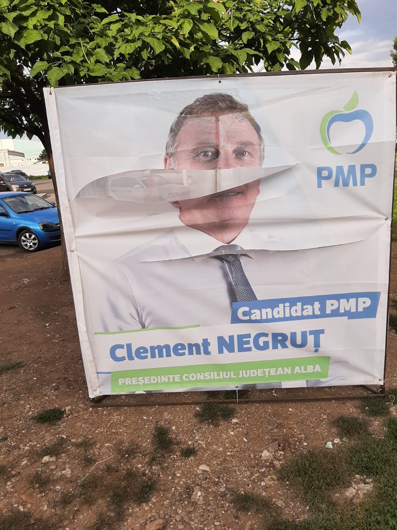 Panoul cu Clement Negruț, candidatul PMP la președinția Consiliului Județean Alba, sfâșiat
