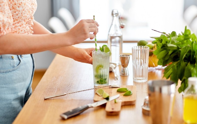 Arta mixologiei acasă: trei cocktailuri celebre pe care le poți face singur
