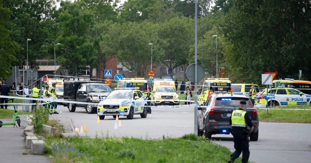 Poliția la fața locului, în fața unei moschei din Örebro, Suedia, după un atac armat cu mai multe persoane rănite, 15 august 2025