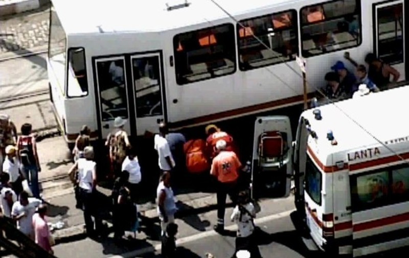 Imagini şocante | Un bucureştean neatent ajunge sub roţile tramvaiului într-o fracţiune de secundă!