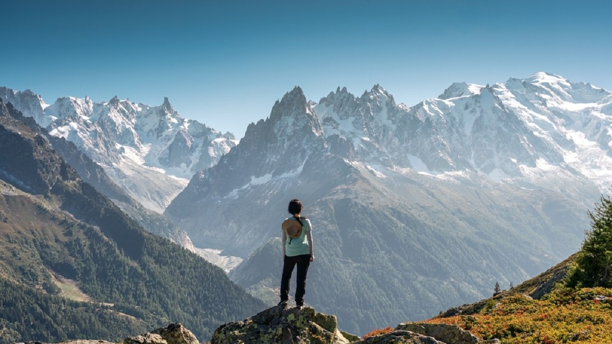 Munții Alpi – curiozități despre cei mai înalţi munţi din Europa - Imagine cu o femeie care priveşte către Vârful Mont Blanc