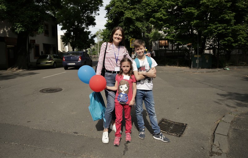 Tatiana, împreună cu copiii ei, Maria (6 ani) și Mihai (10 ani)