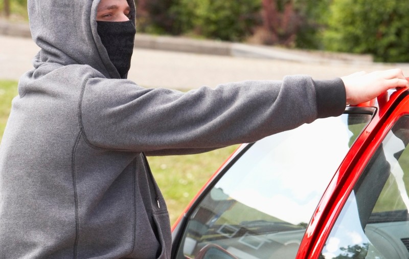 EXCLUSIV / Fura mașini doar ca să se plimbe cu ele. Hoțul nu avea permis de conducere și era și sub control judiciar