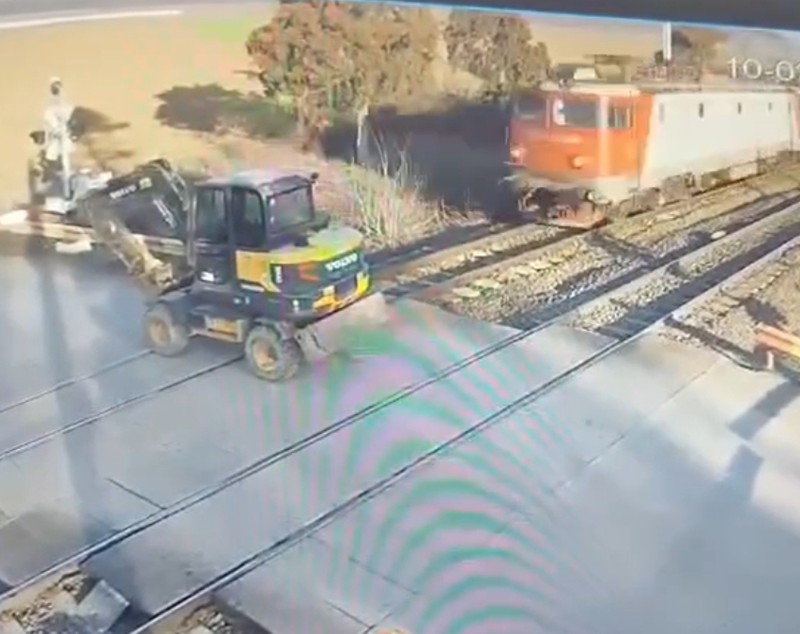 Un tren a spulberat un excavator pe calea ferată, la Scroviștea. Circulația feroviară între București și Ploiești a fost întreruptă 