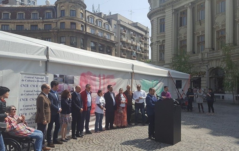 Reacții internaționale la mesajele rasiste scrise pe corturile de la Universitate. Ce spune Banca Mondială
