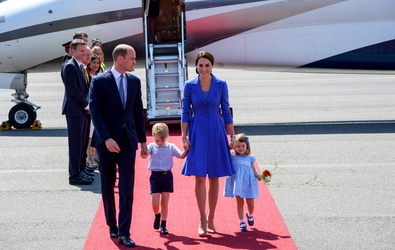 Kate și Will, la Berlin | Prințul George, somnoros pe aeroport, prințesa Charlotte -  bucuroasă după ce a primit un buchet de flori