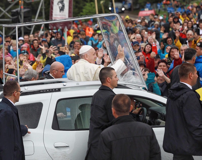 FOTO & VIDEO | Momentul în care Papa Francisc trece cu papamobilul Dacia Duster printre pelerinii de la Șumuleu Ciuc