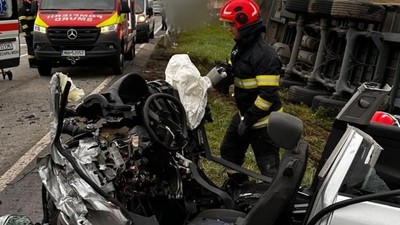 Cei doi tineri din autoturism au murit pe loc. Foto Știri de Cluj