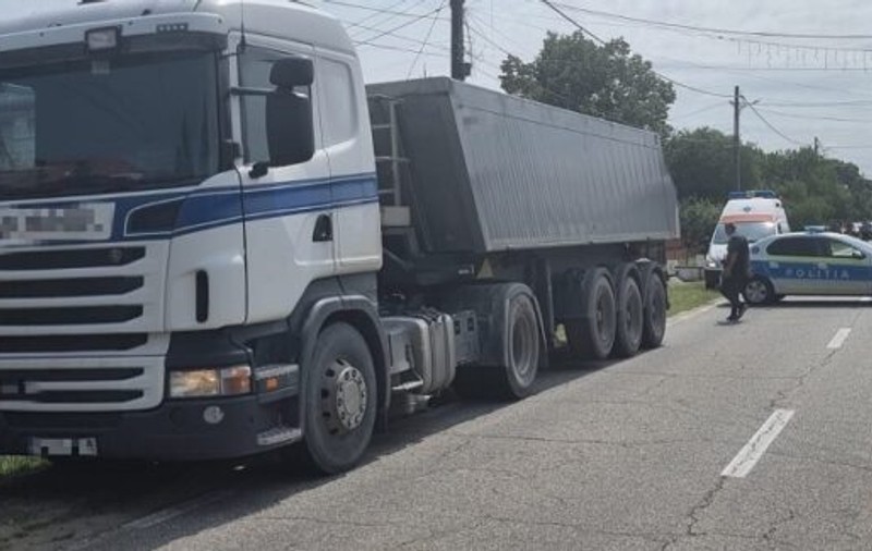 O fetiță de 3 ani din Olt a murit pe loc după ce a fost lovită de un TIR. Polițiștii au deschis un dosar penal pentru ucidere din culpă