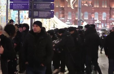 Poliția arestează un bărbat, la Moscova, de Anul Nou. Foto: Captură video SOTA