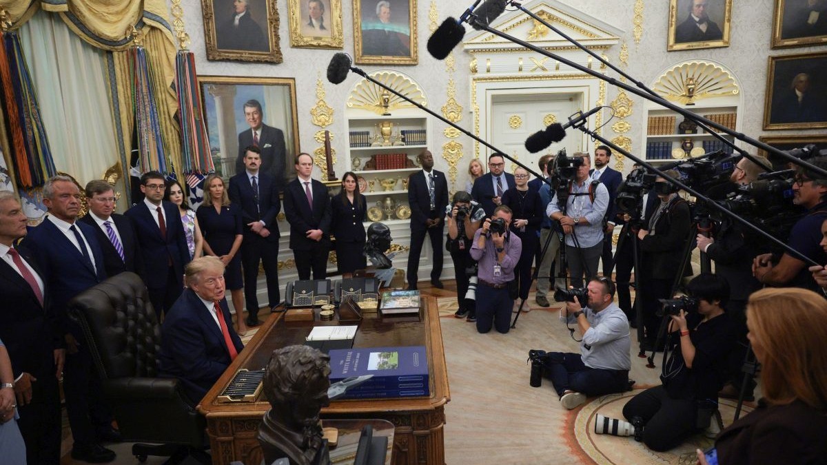 Administrația Trump a blocat din nou accesul jurnaliștilor de la Politico, CNN și MS NOW la Casa Albă, ignorând ordinul unei instanțe federale. Foto: Getty Images