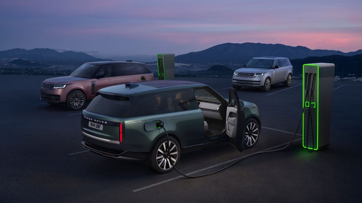 Masini mari de tip suv care stau la incarcat
