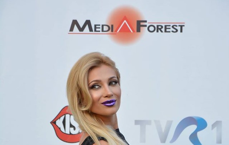 Lora, criticată dur pentru ținuta purtată la Media Music Awards . Ce a răspuns artista