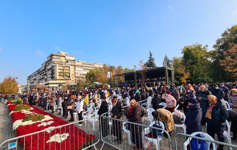 Sute de persoane la Mitropolia din Iași, pentru slujba de hramul Sfintei Parascheva