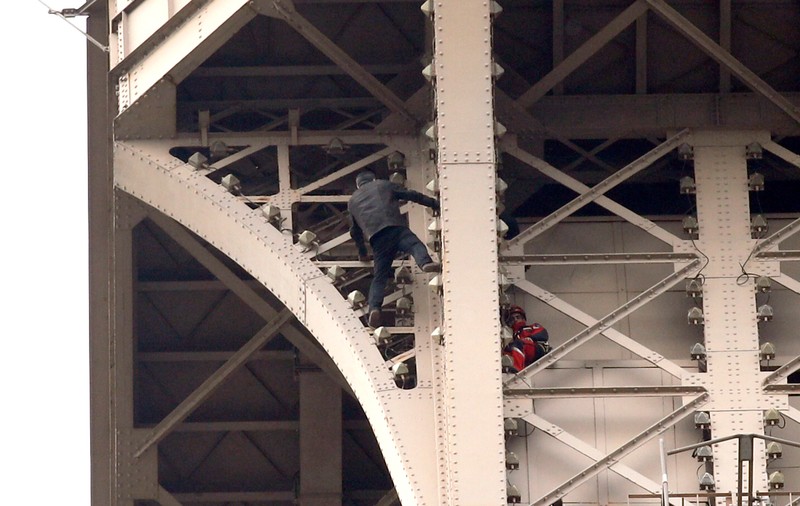 Un bărbat încearcă să escaladeze, clandestin, turnul Eiffel. Turiștii au fost evacuați de autorități