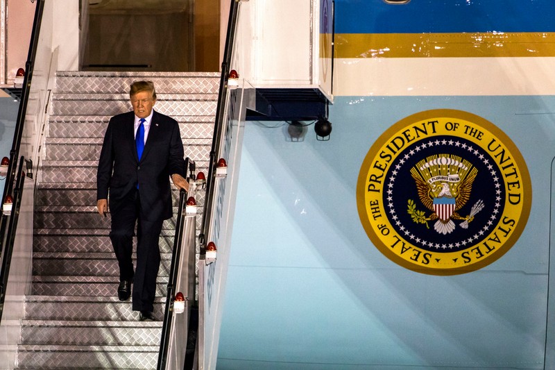 Președintele SUA, Donald Trump, coborând din aeronava prezidențială americană Air Force One (FOTO: EPA)