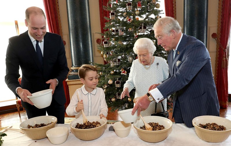 Patru generații din casa regală au gătit budinca de Crăciun. Prințul George, în centrul atenției