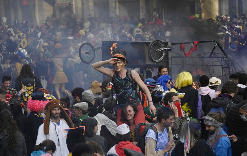 Aproape 6.500 de oameni au sfidat restricțiile anti-COVID pentru a petrece la carnavalul din Marsilia. „Un eveniment lipsit de orice responsabilitate”