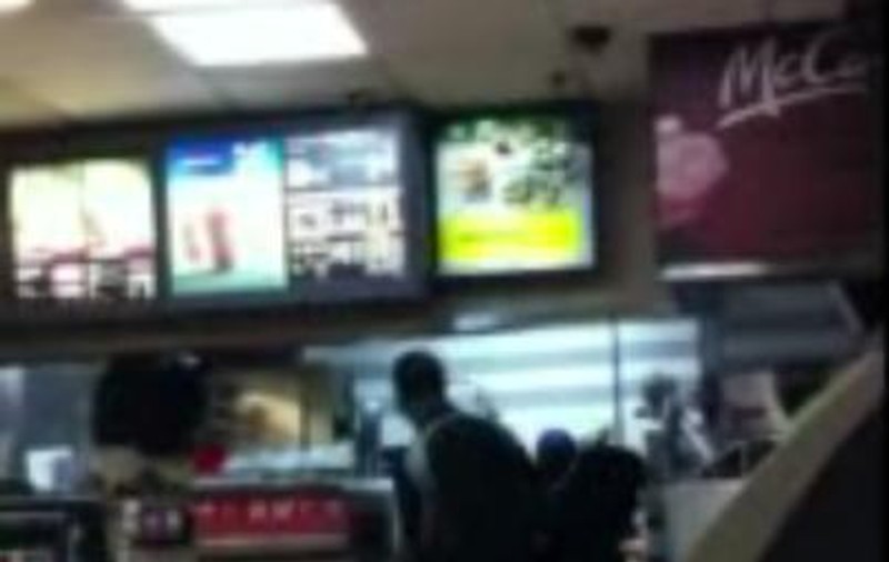 Video | Două cliente, bătute crunt de un angajat McDonald's