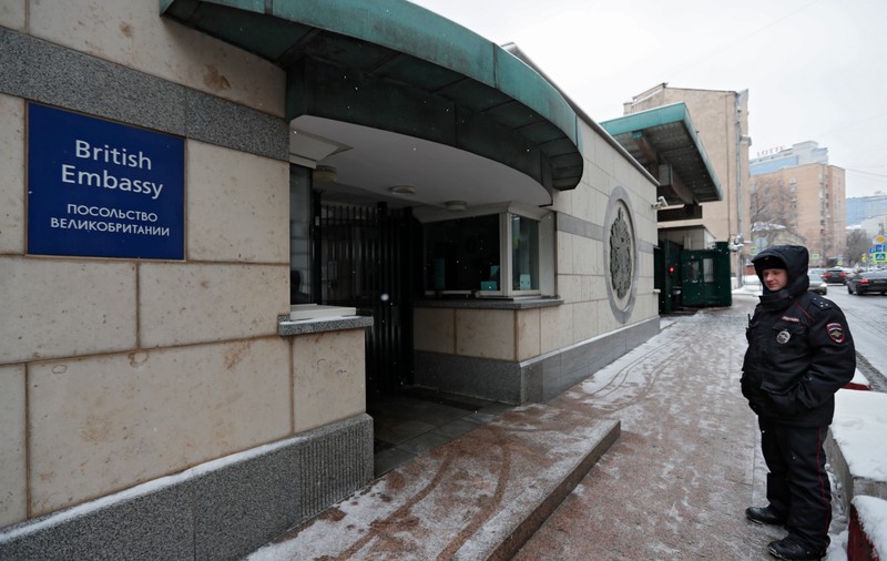 Marea Britanie trebuie să-și reducă numărul diplomaților din Rusia cu 50 de persoane